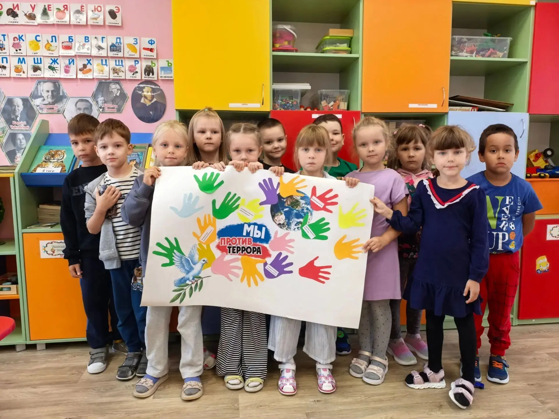 В группе «Ландыши» прошла познавательная акция под названием «Ладошки добра за мир без ...