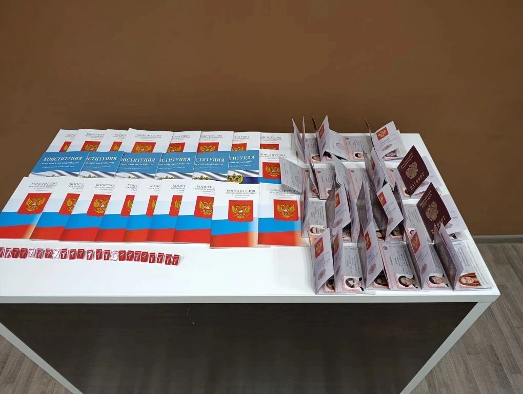 В МФЦ ко Дню России торжественно вручили паспорта гражданина Российской Федерации