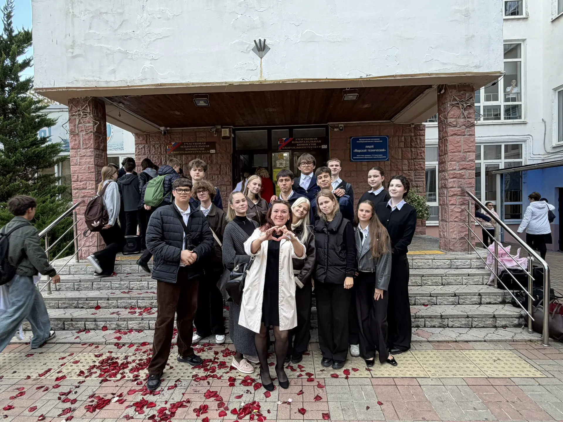 В канун Дня учителя утро в лицее началось празднично: звучали песни, кружились лепестки...
