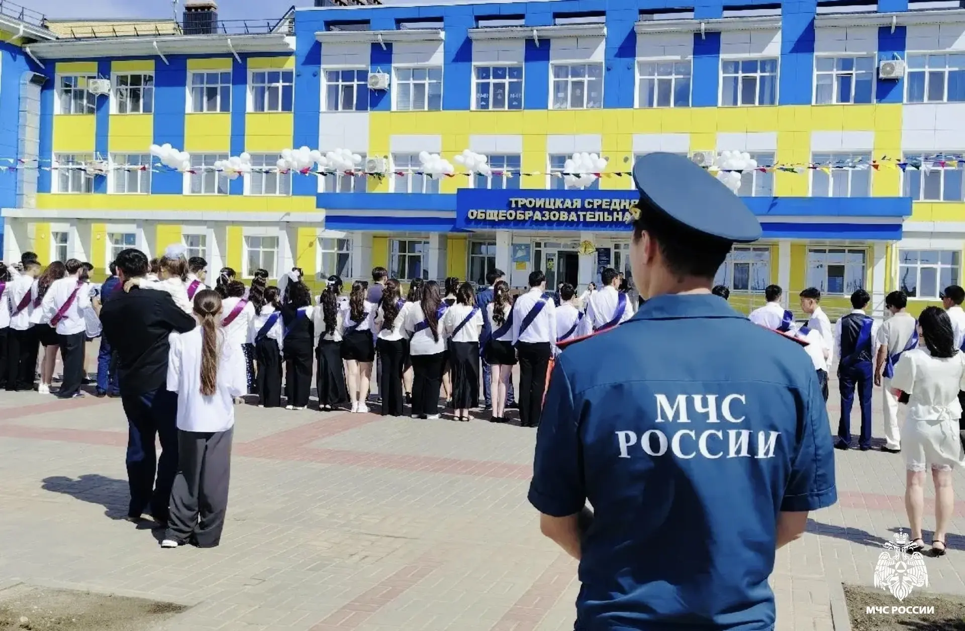 🎊Безопасный «Последний звонок»: сотрудники МЧС России обеспечивают пожарную безопасность на торжеств