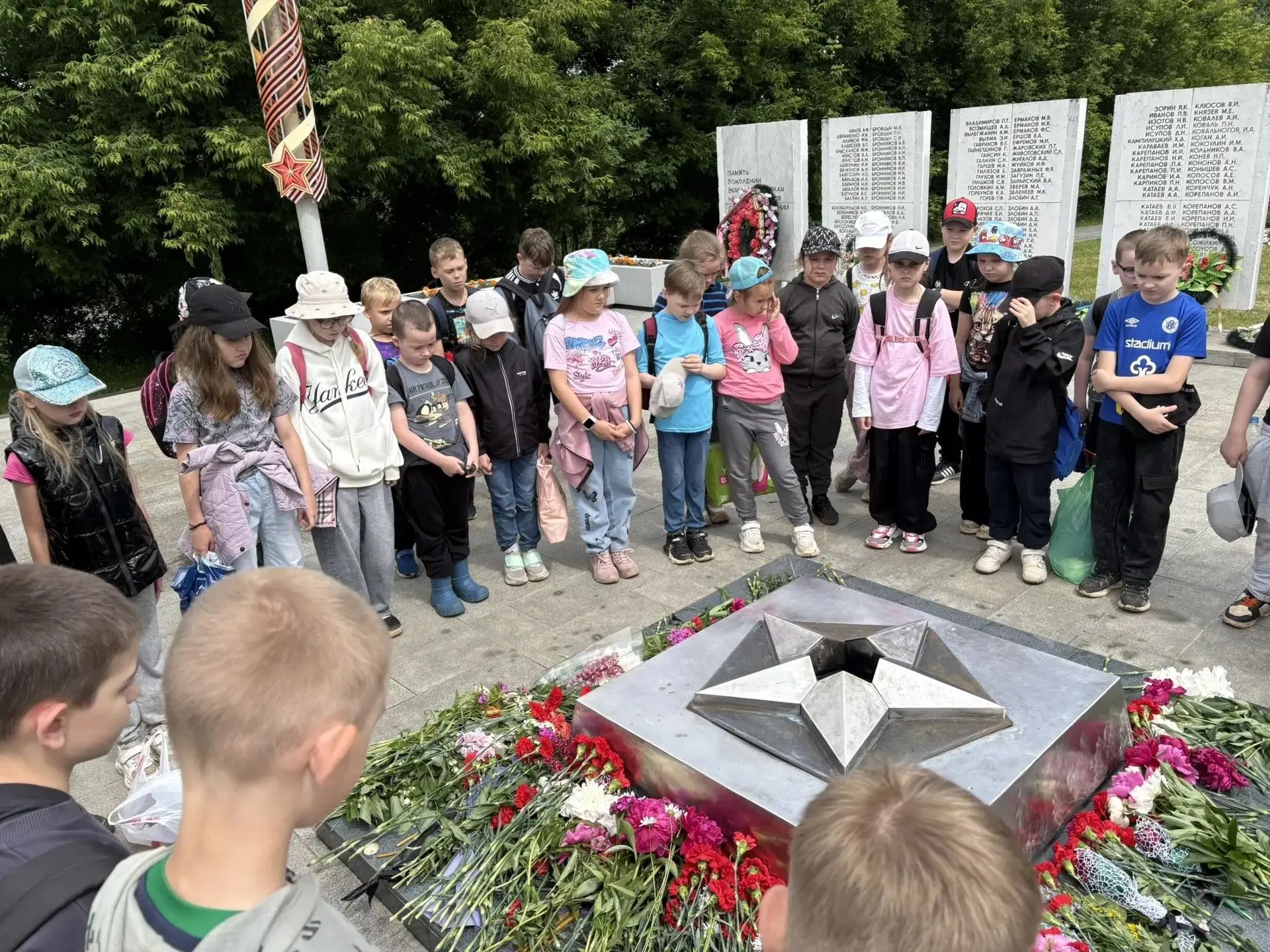 День памяти и скорби в пришкольном лагере 🕊️Сегодня, в День памяти и скорби, воспитанники нашего пр