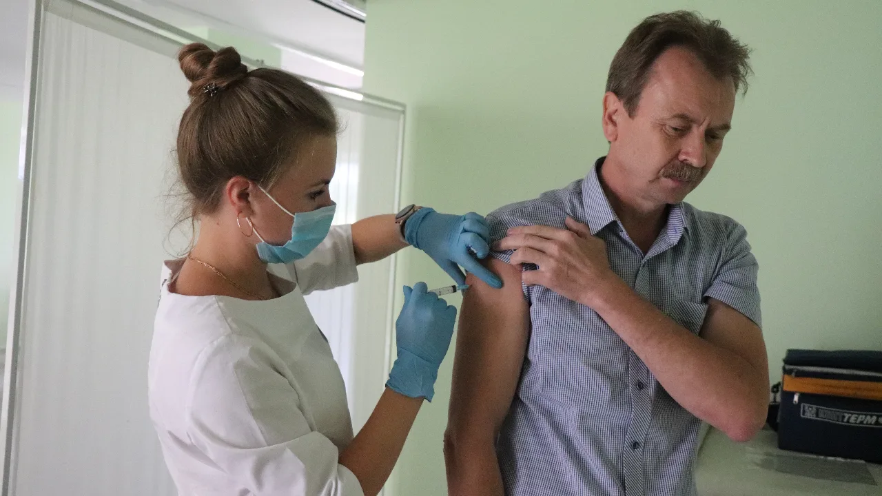 Осень традиционно открывает не только учебный год, но и сезон простуд и респираторных и...