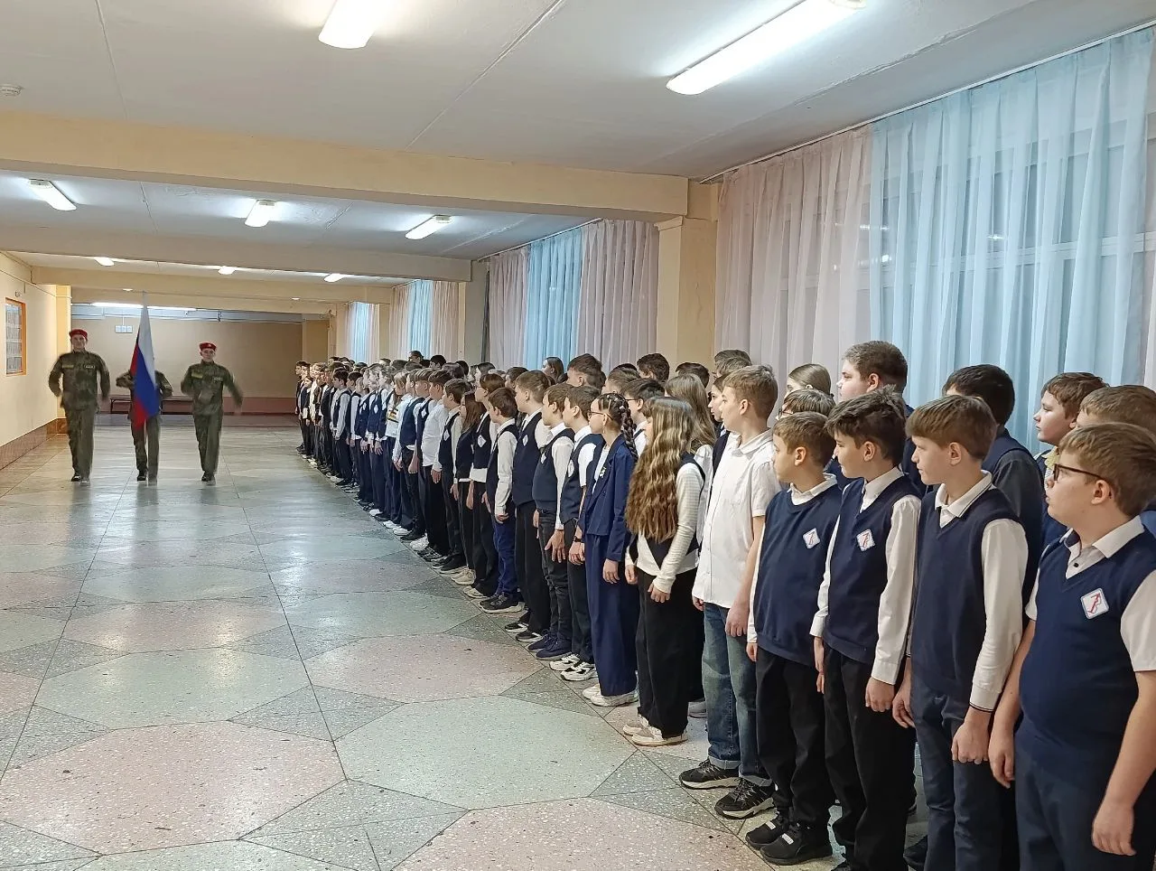 🇷🇺Новая учебная неделя в нашей школе традиционно началась с торжественного вноса флага и исполнения 