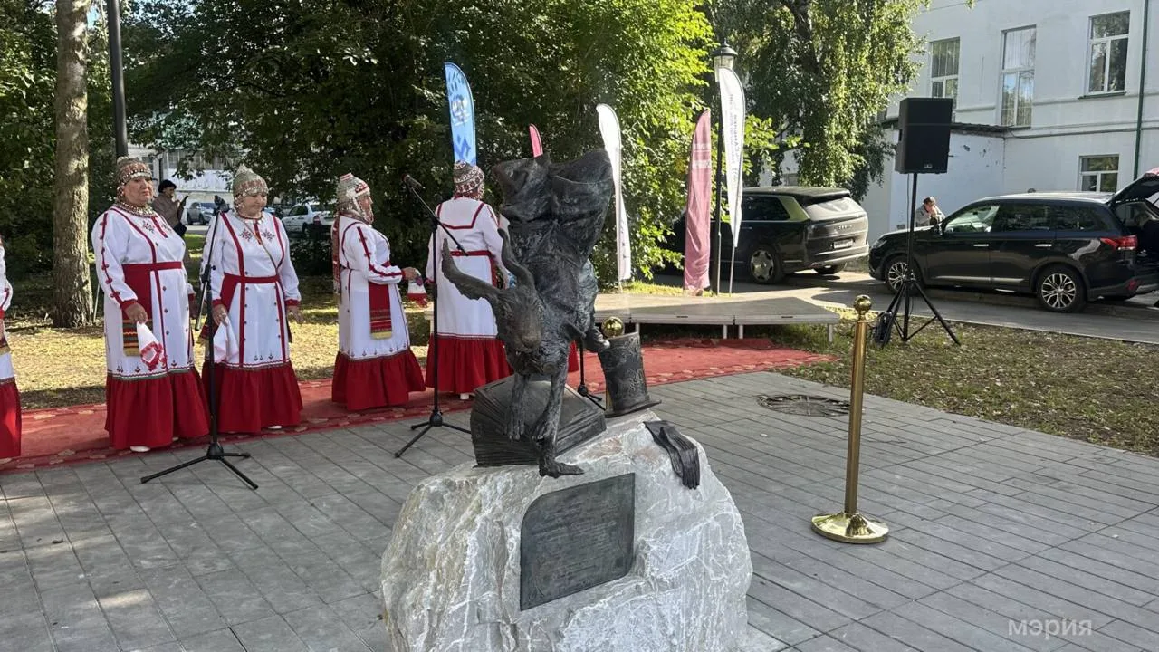 В Ульяновске возле Дома Языковых установили памятную композицию, посвященную визиту Але...