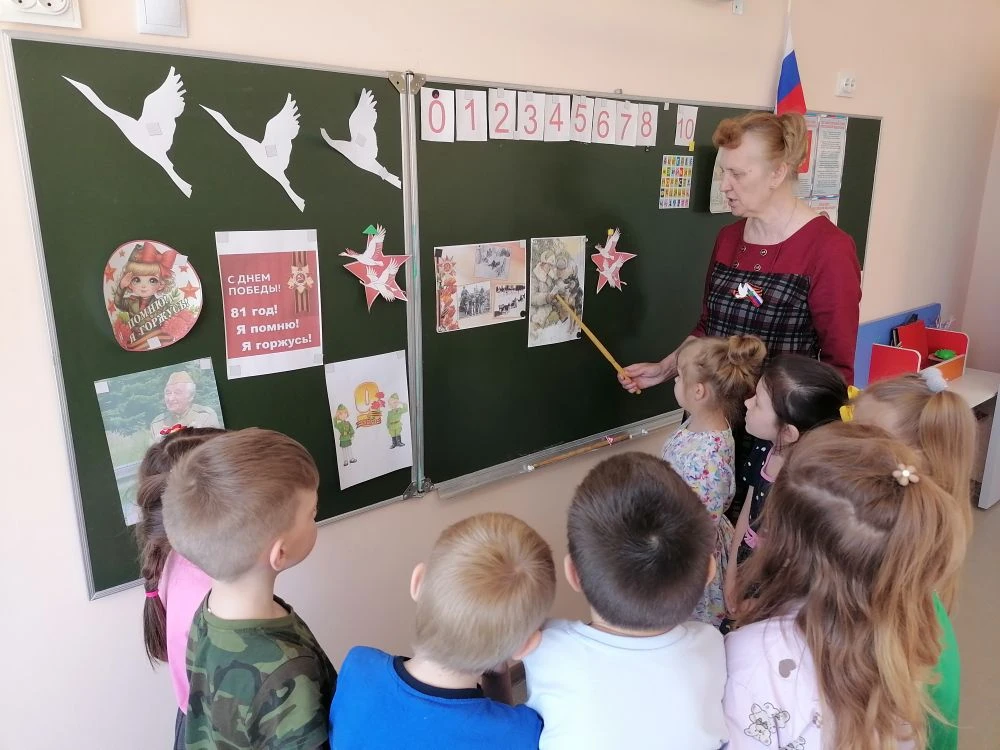 В преддверии великого  праздника- дня Победы в старшей группе прошла беседа:" Был великий - день Поб