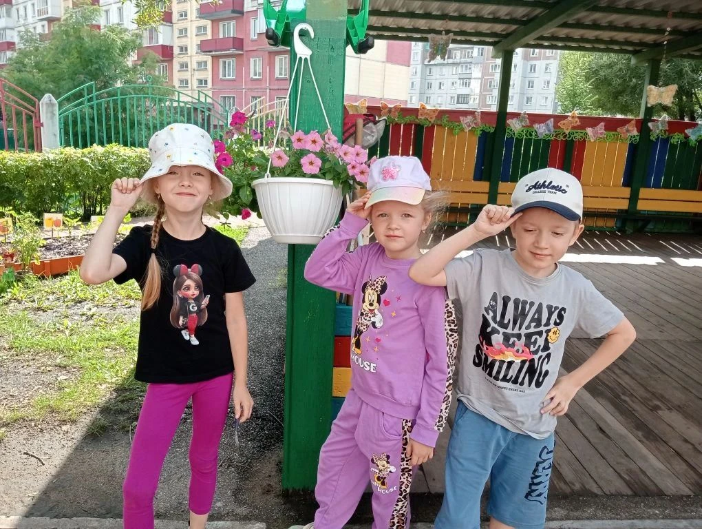 Зачем ребёнку головной убор в жару?  Это не просто формальность — это забота о здоровье  малыша!
Поч
