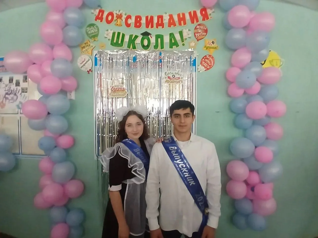 Последний звонок = 1000 улыбок выпускников!  Закутское, лови момент: в школе прошёл пос...