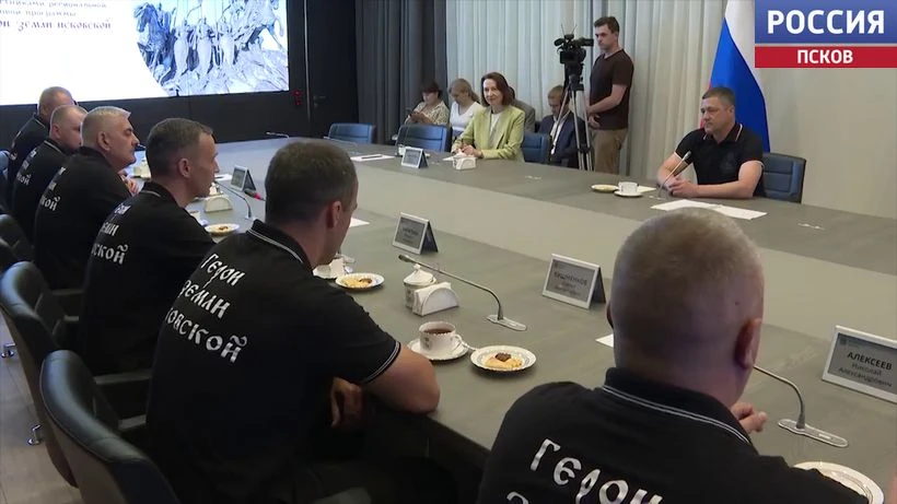 Михаил Ведерников подвел итоги обучения ветеранов СВО в программе "Герои земли Псковской"

Губернато