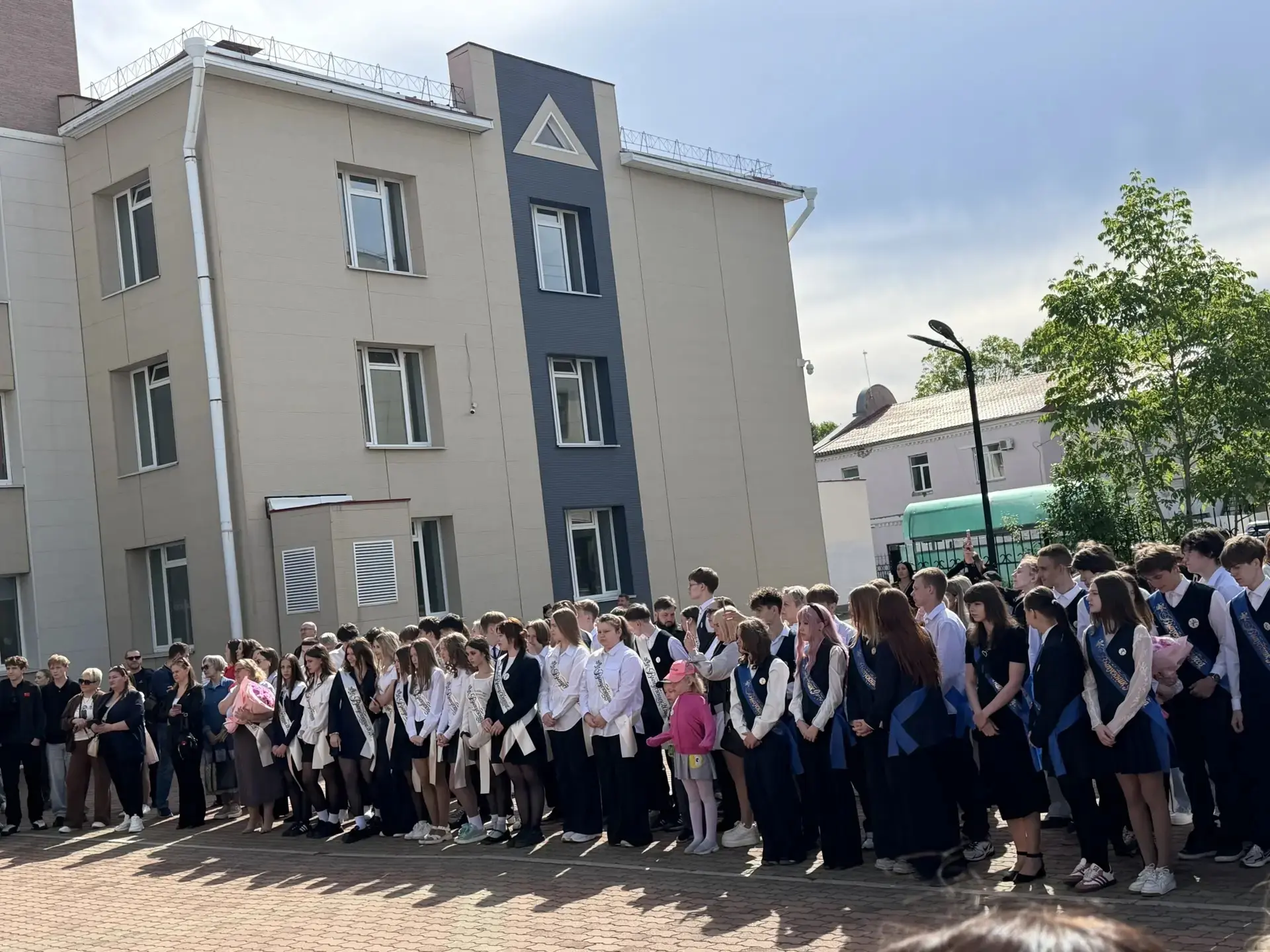 🛎 Вот и прозвенел последний звонок для 9 класса. В воздухе витает смесь радости и легкой грусти.   Д