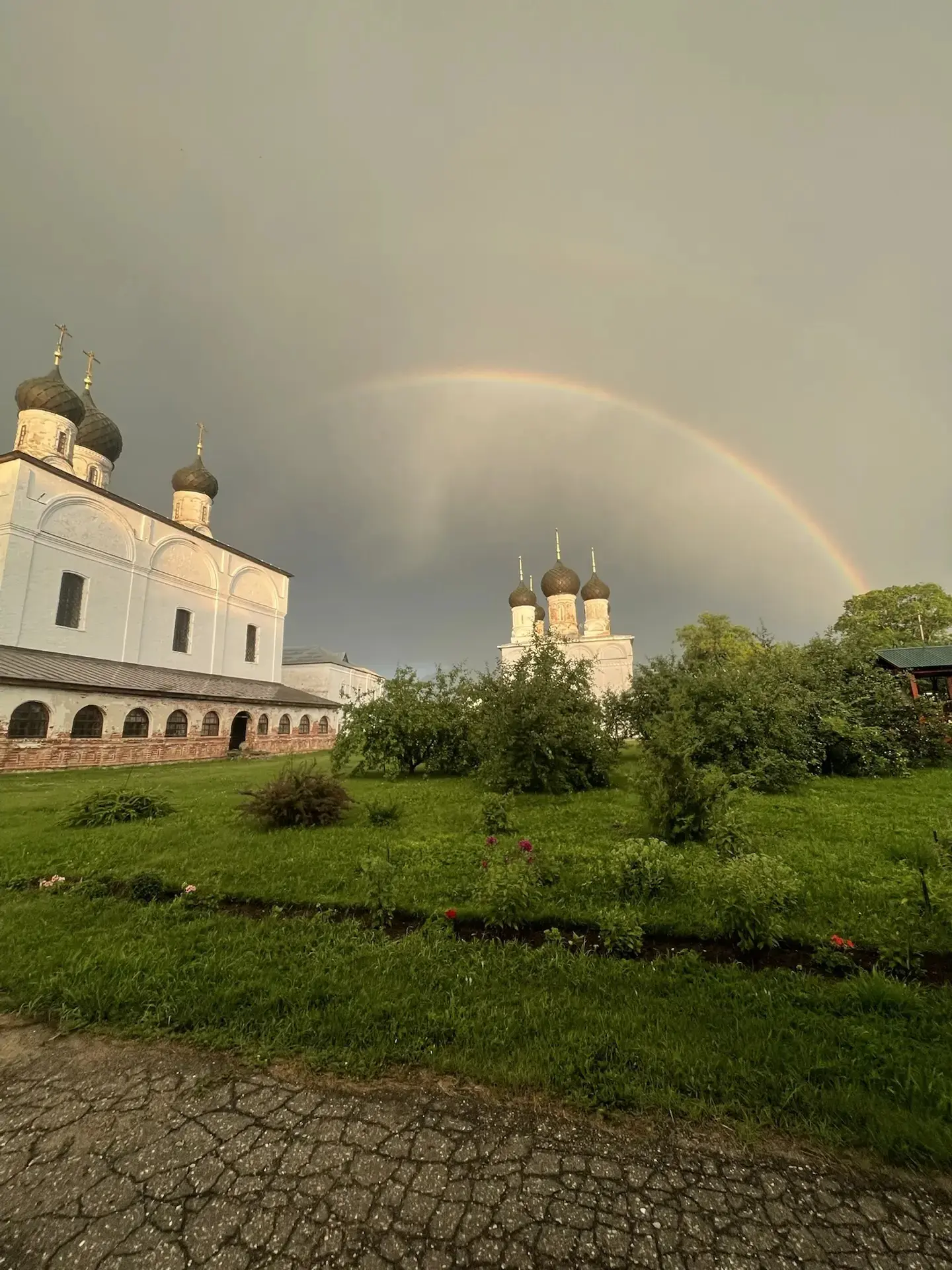 В народной традиции Духов день называли «именинами земли». Считалось, что земля в этот ...