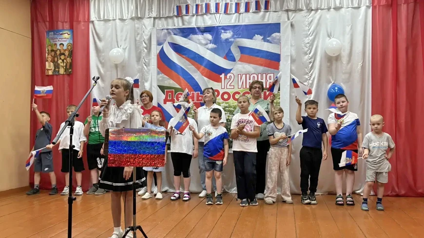 Артисты из Большой Екатериновки спели односельчанам песни о России

В Большеекатериновском СДК проше