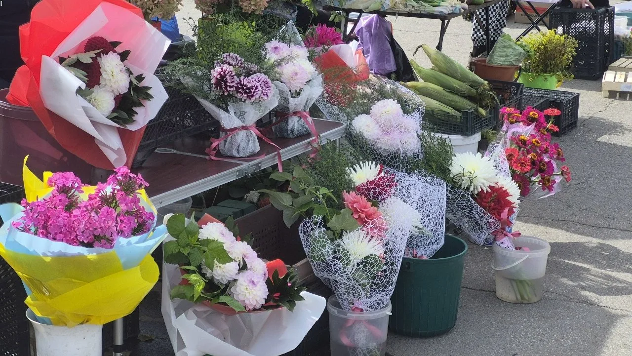 На рынках Барнаула уже появились «первосентябрьские» букетики 💐