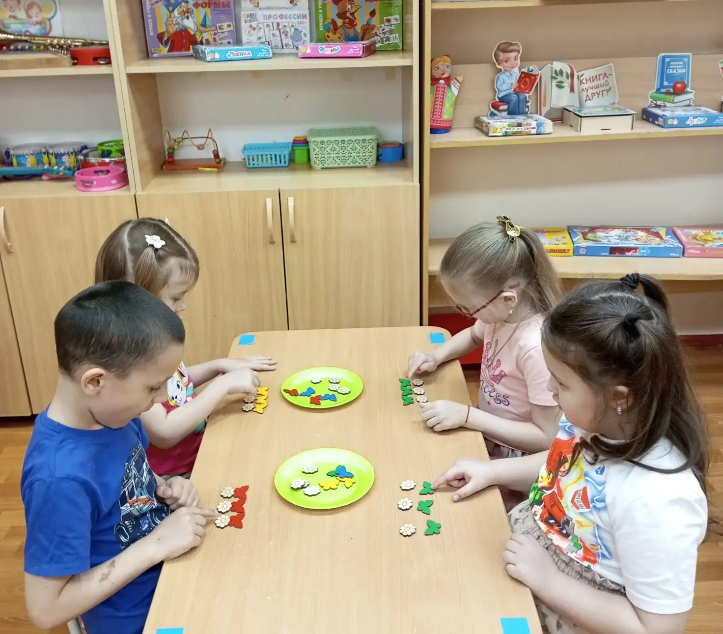 Сегодня в группе 🌈 "Радуга" 🌈 прошло занятие по  математике. Дети упражнялись в умени...
