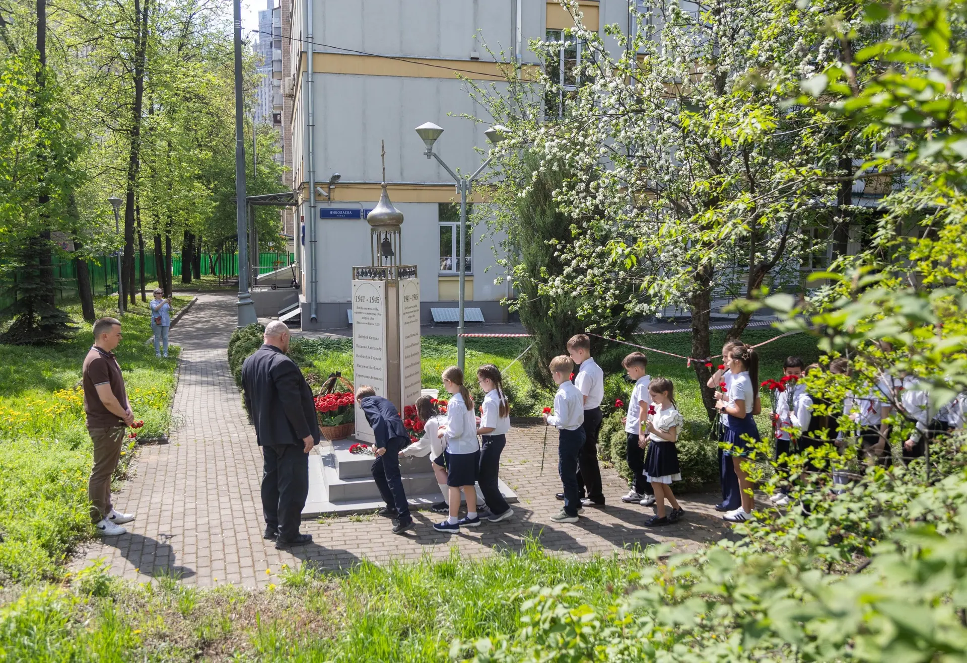 🕊 Мы помним, мы гордимся!    В нашей школе прошла акция «Красная гвоздика» 🙏    Наши младшие школьни