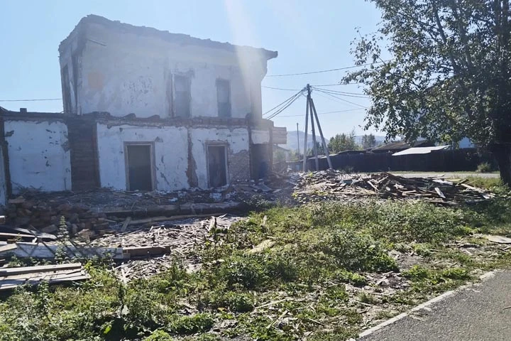 Разрушенные дома сильно портят пейзаж в поселке Хакасии