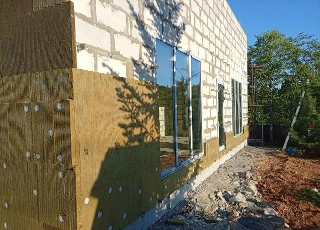 Устройство фасада с оштукатуриванием🏠

Сегодня активно проводим монтаж каменной ваты для качественн