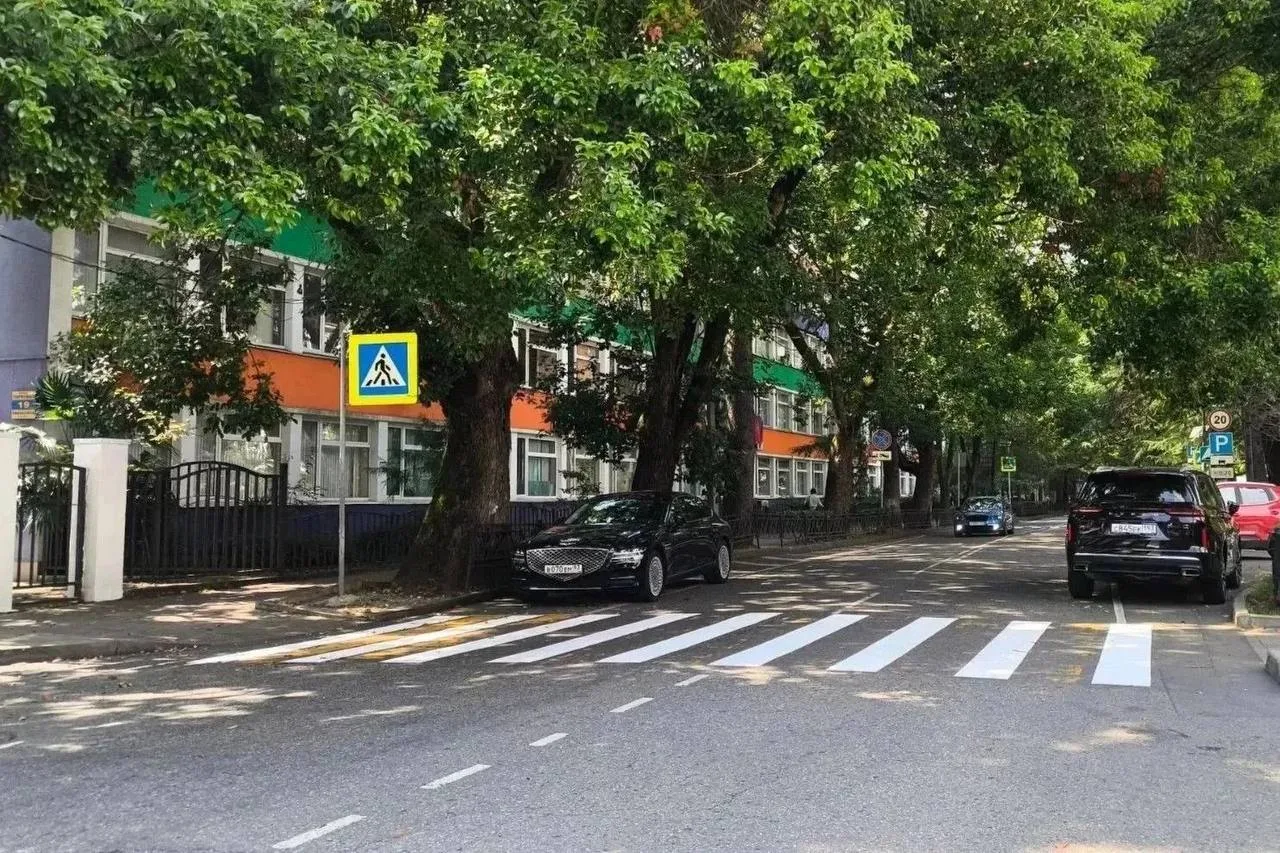 До первого звонка осталось совсем немного. В этом году за парты в Сочи сядут около 77 т...