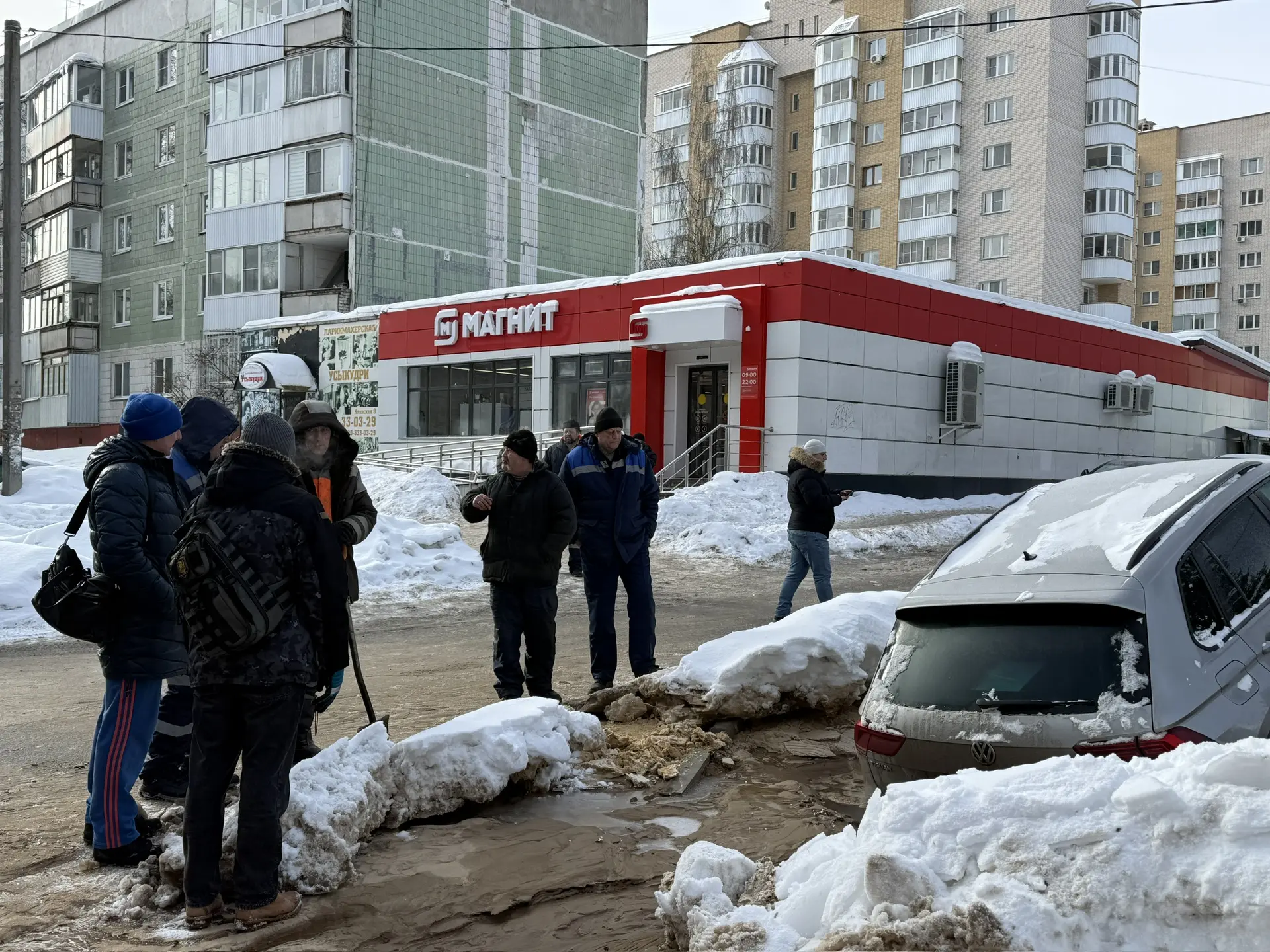 Во время объезда приехал на аварийный участок на улице Кловской, 23А. Здесь из-за прорыва водопровод