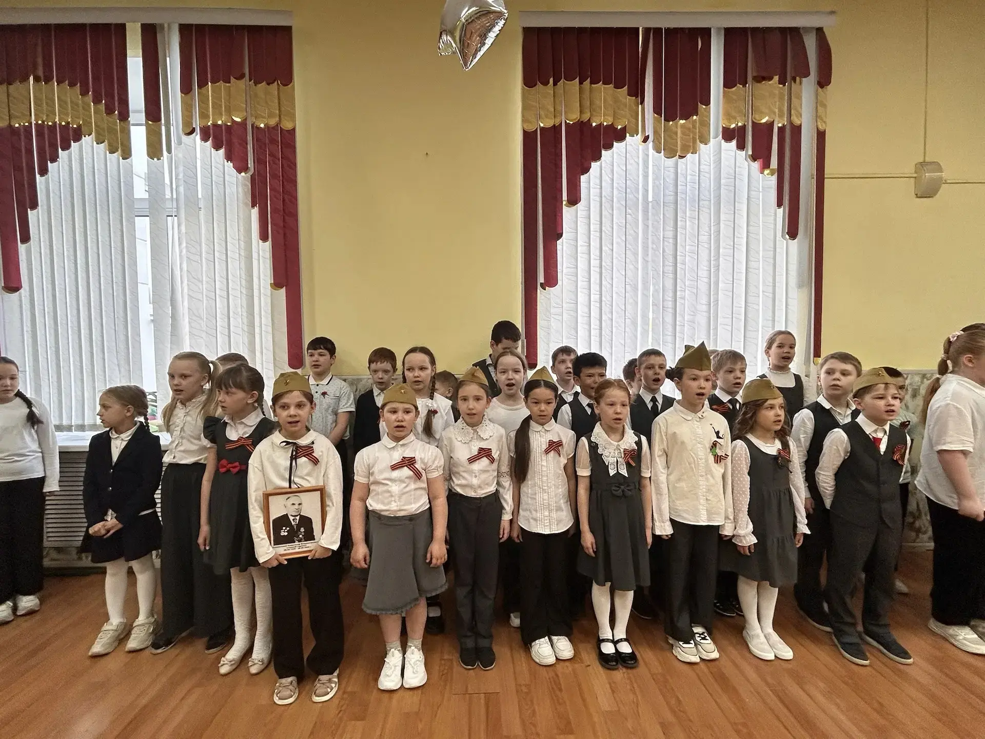 🕊 Нам доверили память: в нашей школе прошел «Бессмертный полк»  8 мая в школе состоялись линейки «На
