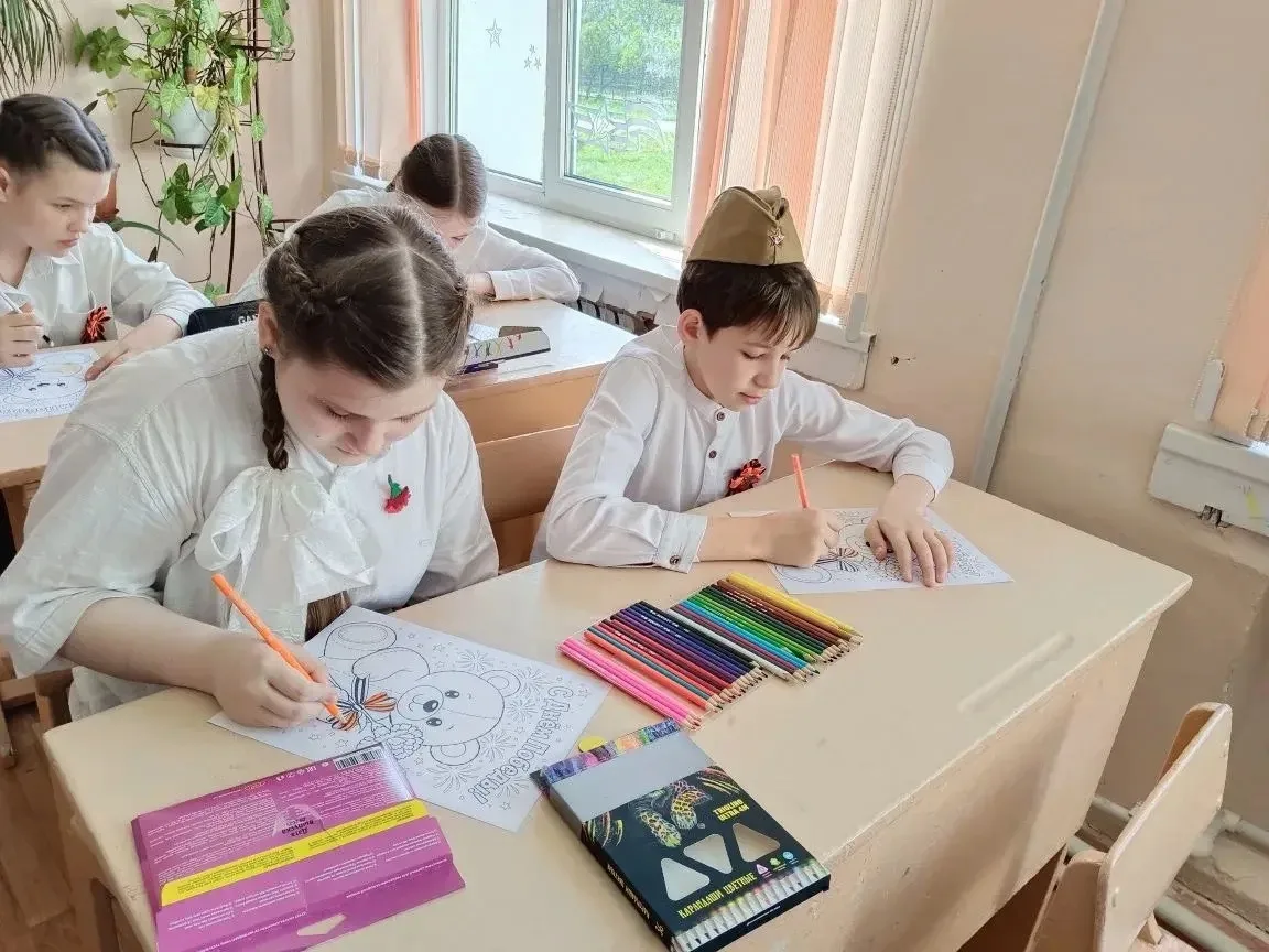 🧸 В преддверии Дня Победы ребята приняли участие во Всероссийских акциях «Мишка Победы»: символ забо