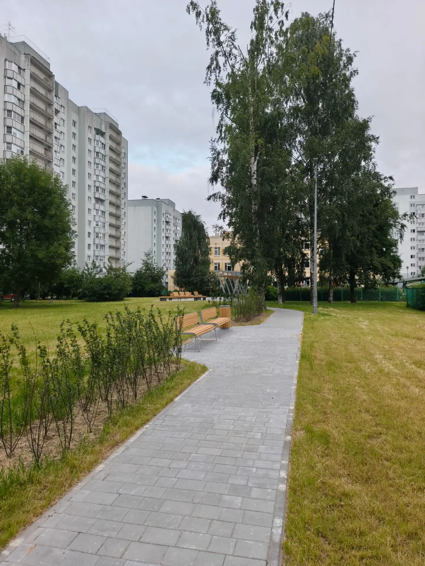 Новая зона отдыха у Приозерского 18/2 почти готова