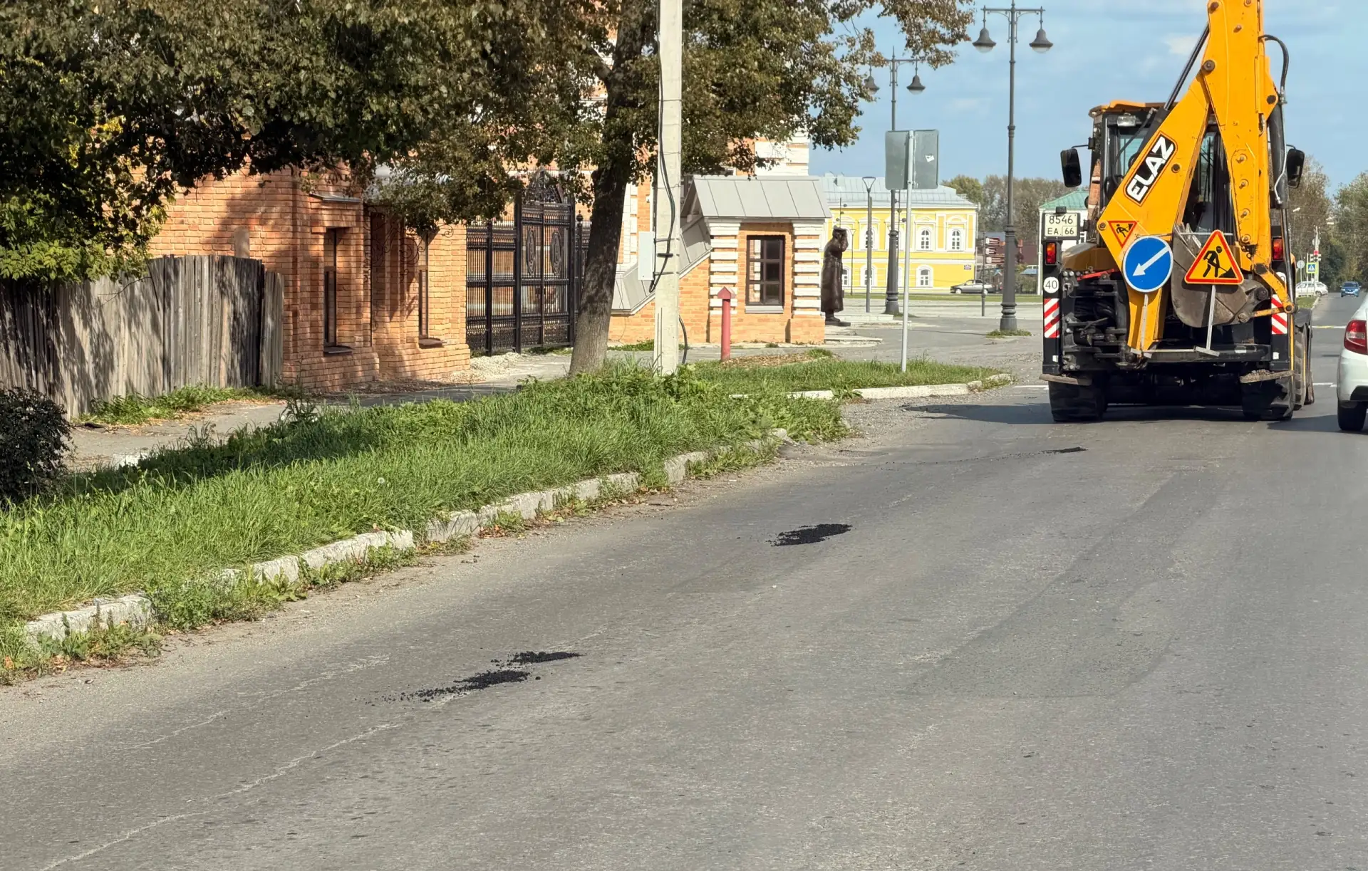 В Ирбите на столько ямочный ремонт, что в ямках асфальта ну в прямом смысле слова полов...