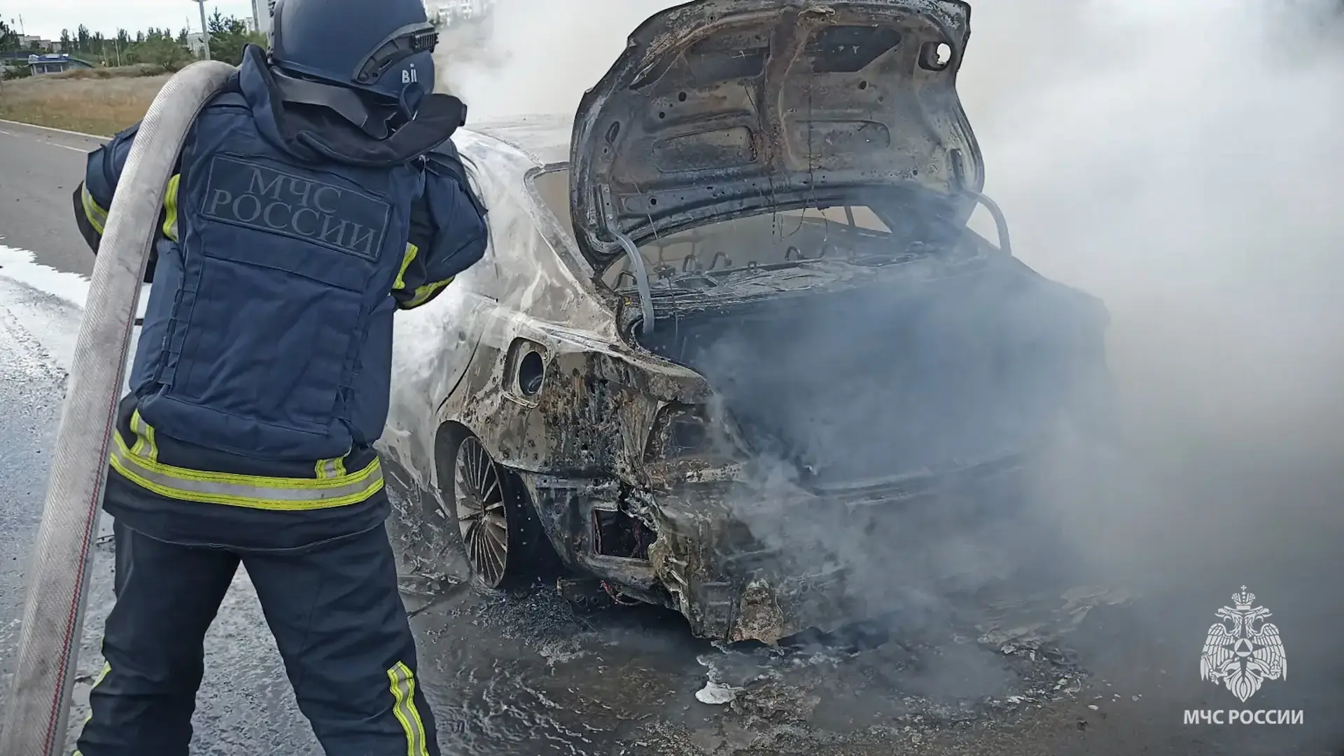 В Рубежном сотрудники МЧС России ликвидировали последствия атаки БПЛА