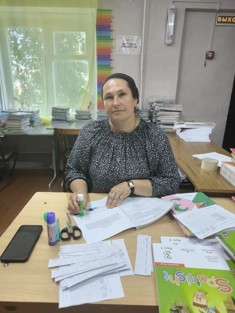 В МАОУ "ООШ п.ц.у. совхоза "15 лет Октября " кипит работа: стартовала выдача учебников. Для кого-то 