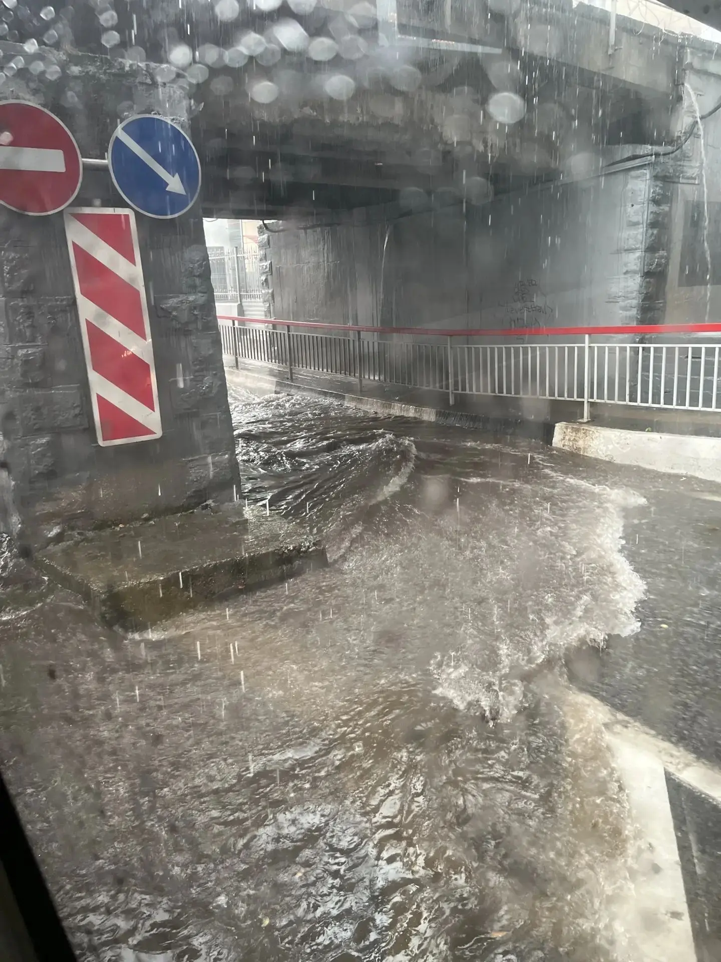 🌧️ Сочи постепенно уходит под воду.
