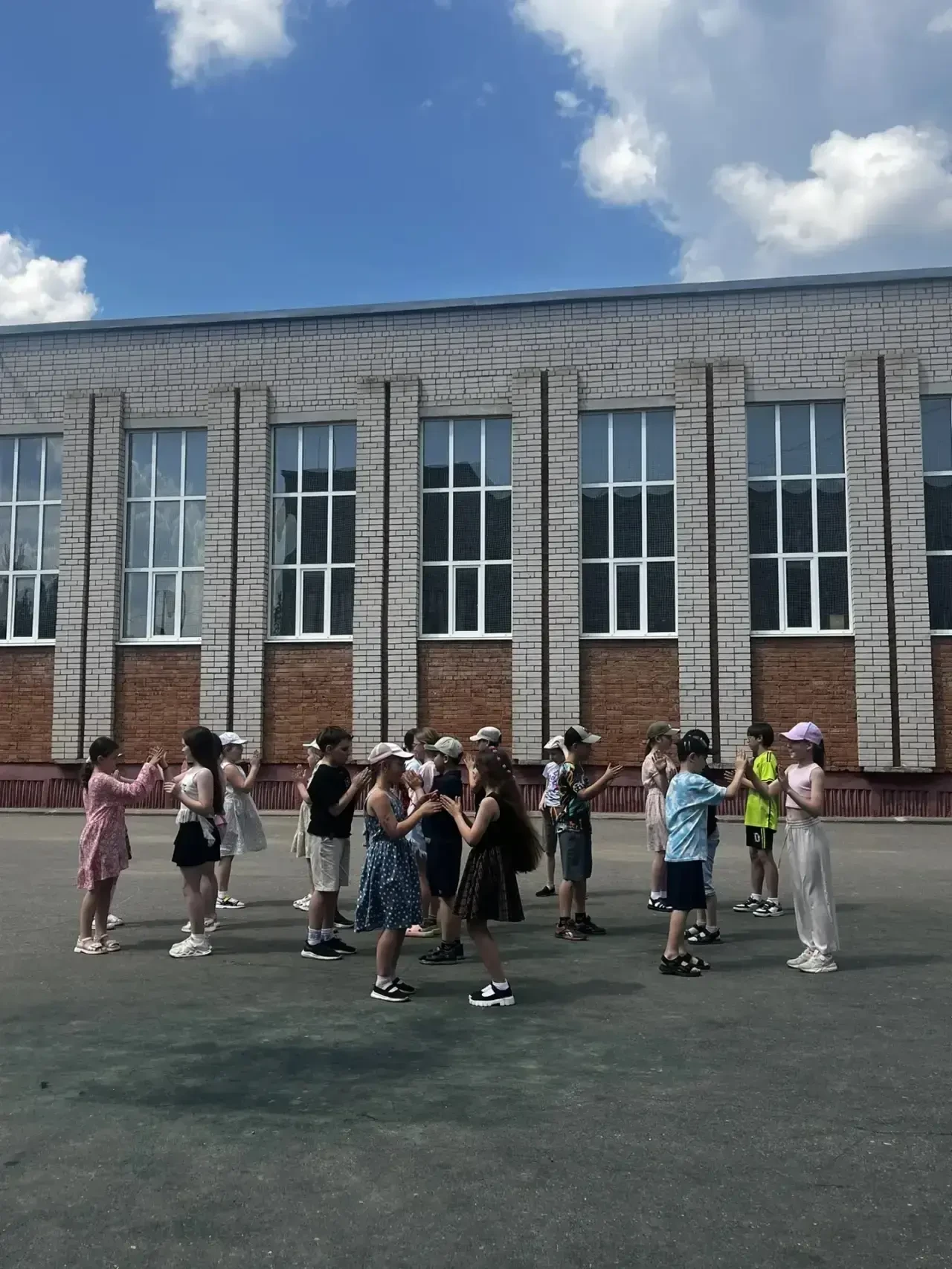 Танцевальный день в школьном лагере «Непоседы».
Вчера в нашем лагере царил день музыки, ритма и танц