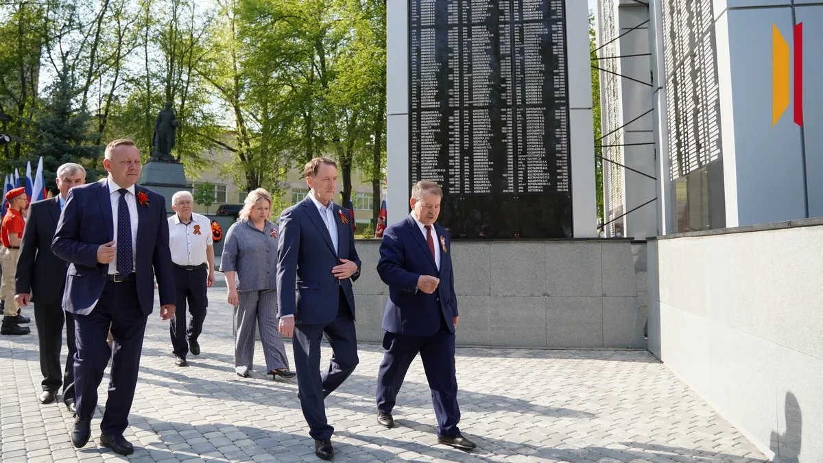 Заместитель председателя Госдумы РФ Алексей Гордеев посетил Острогожский район. Он почтил память пог