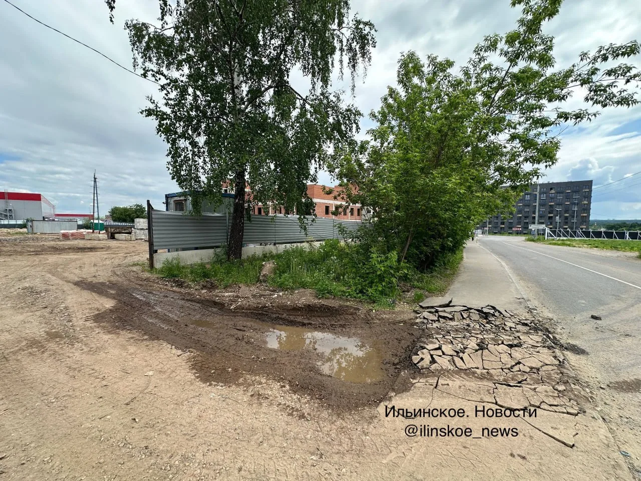 🚜 Жители просят восстановить тротуар в посёлке Ильинское-Усово  На ул. Верхняя стройка строительной 