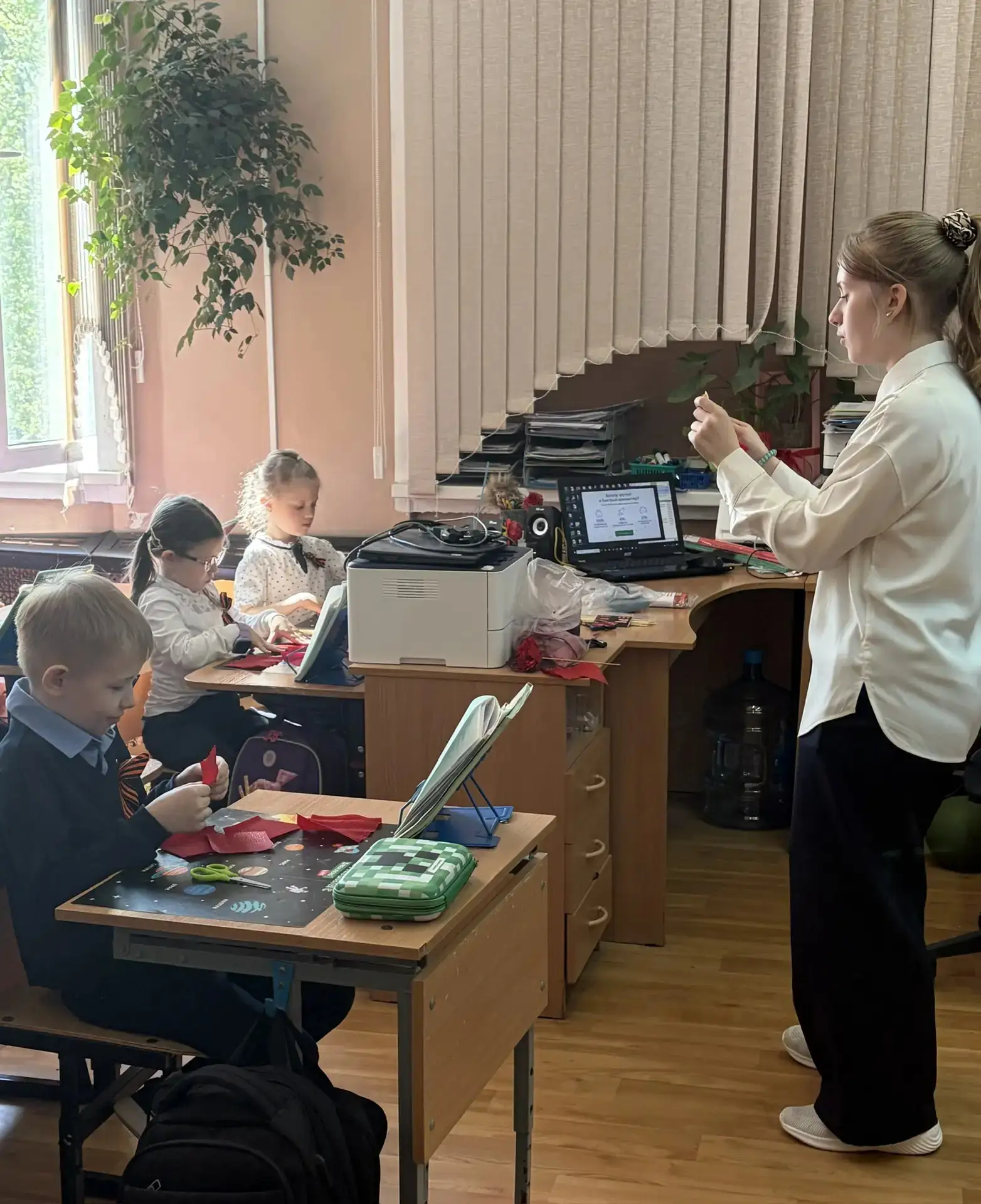 🇷🇺✨ В 1«А» классе МАОУ СОШ №10 прошёл необычный урок! А провела его ученица 8«Б» — Романова Екатерин