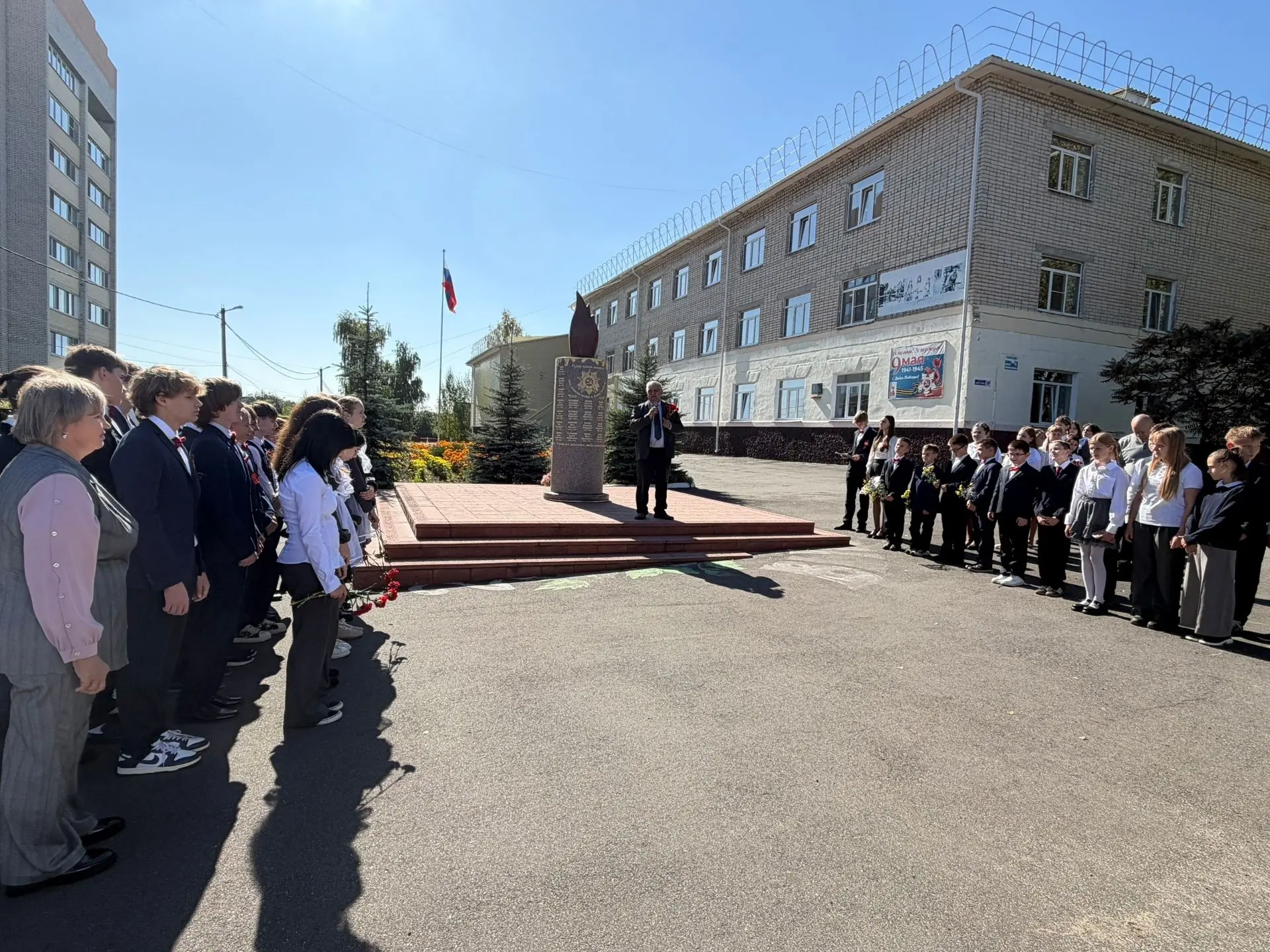 Сегодня в нашей школе прошла торжественная линейка, посвящённая Дню освобождения Брянщи...