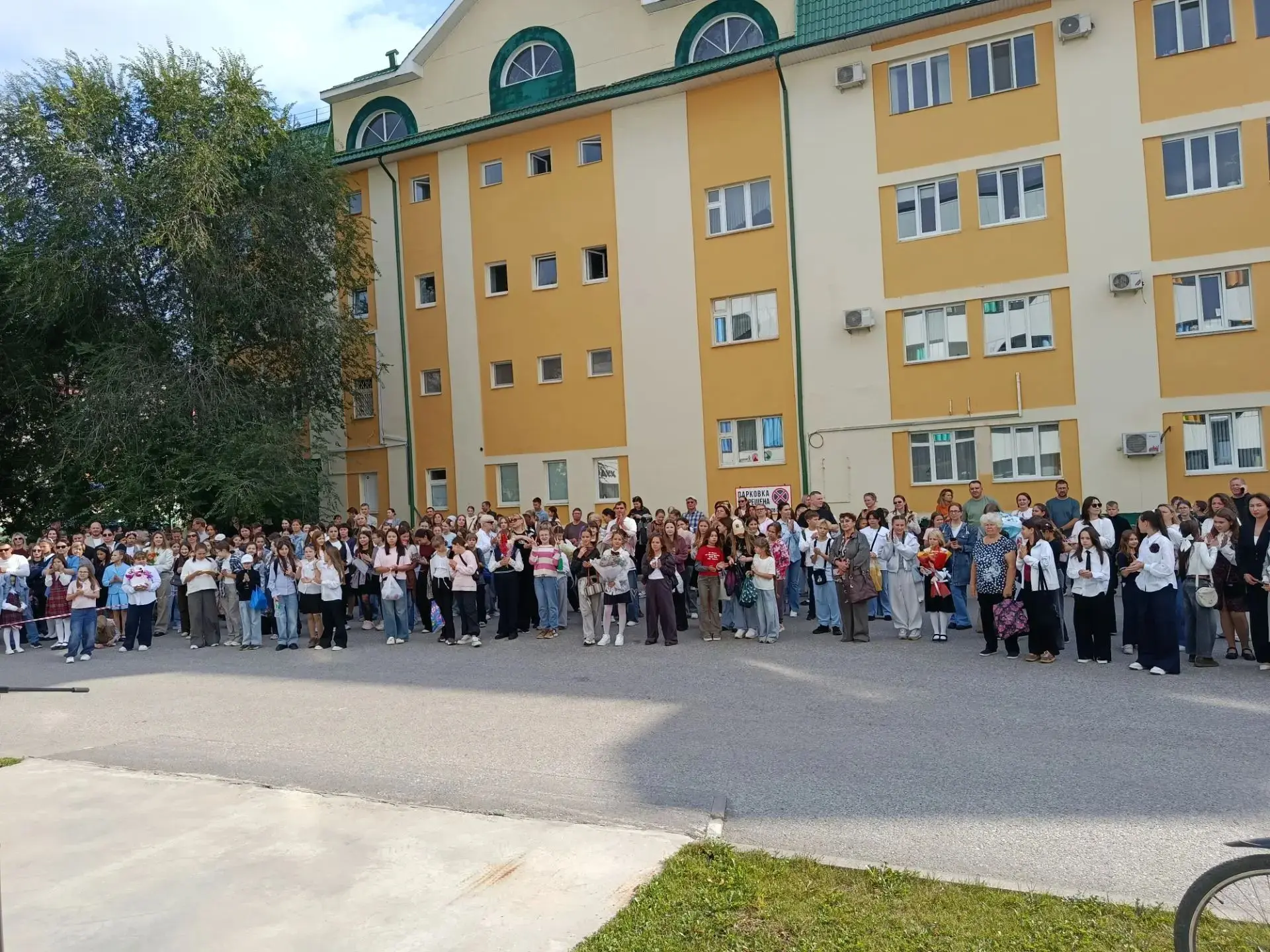 Для 210 первоклашек основного отделения сегодня распахнула свои двери Детская художеств...