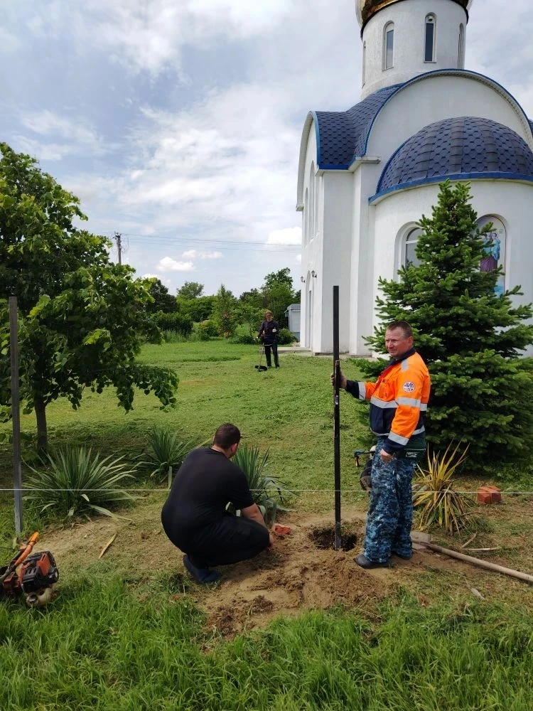 Субботник на территории храма Успения Пресвятой Богородицы в станице Ловлинской