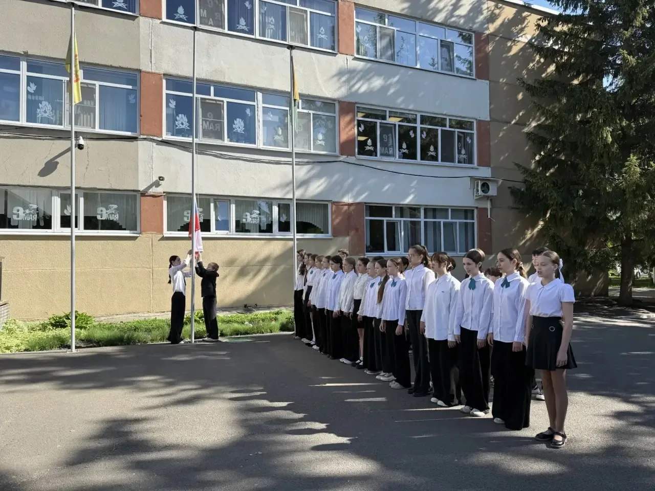 🗓️ Понедельник в нашей школе начался с традиционной церемонии исполнения Государственного гимна Росс