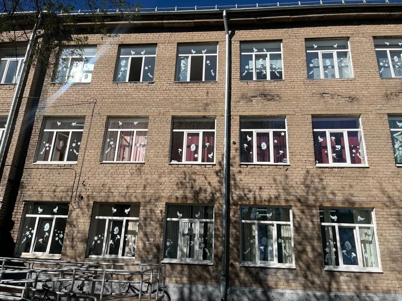 В преддверии праздника наша школа с гордостью присоединилась к Всероссийским акциям "Окна Победы" и 