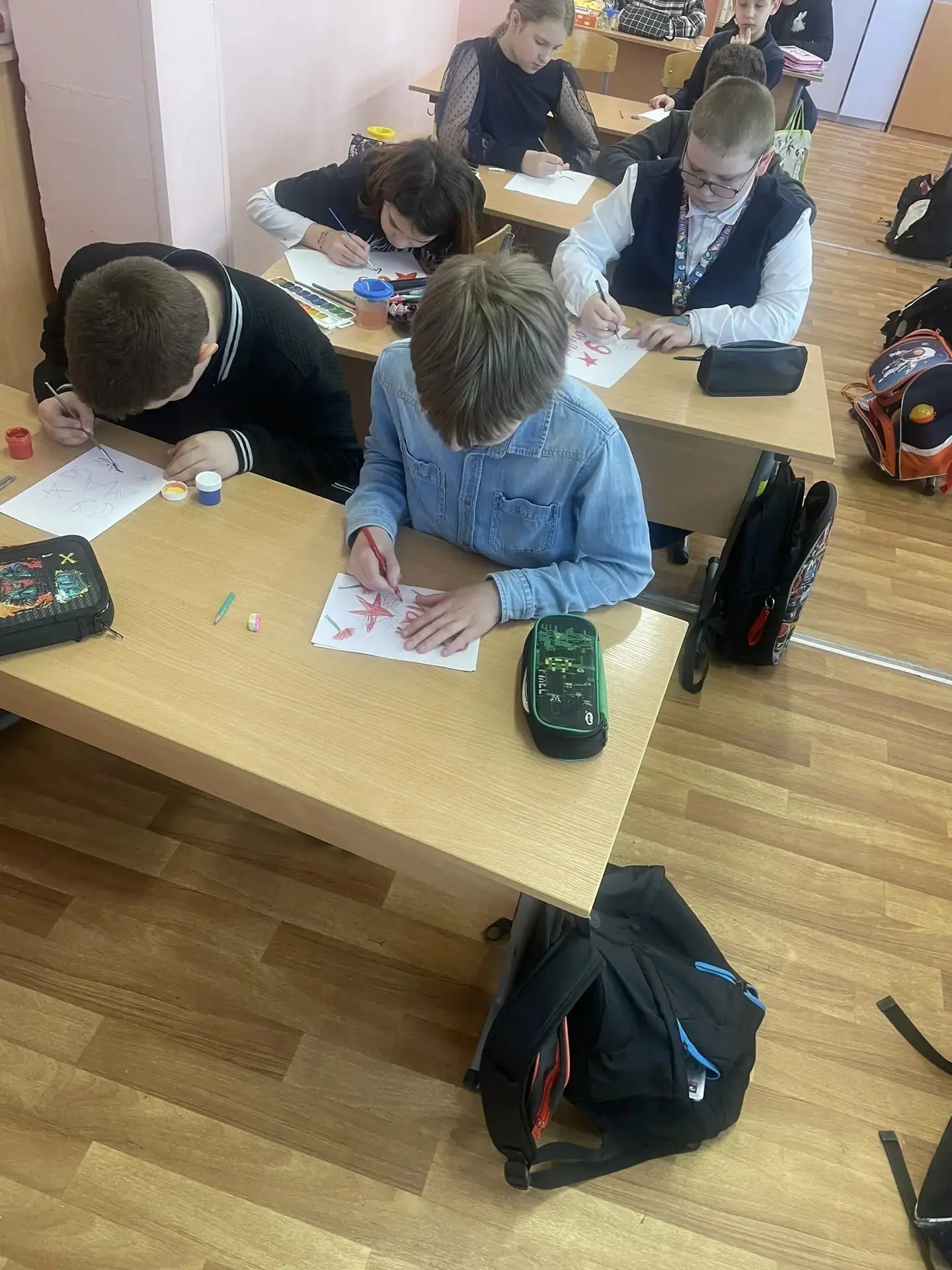 🎯 Тепло детских сердец: открытки ко Дню Победы  Наши ученики создали особенные подарки —поздравитель