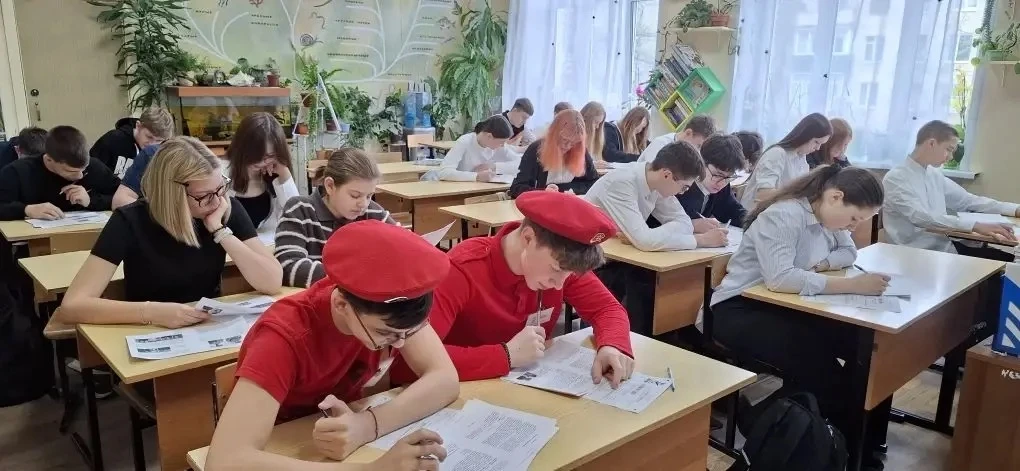 Учащиеся 9-х и 10 классов школы приняли участие в Международной акции «Диктант Победы». Ребята и учи