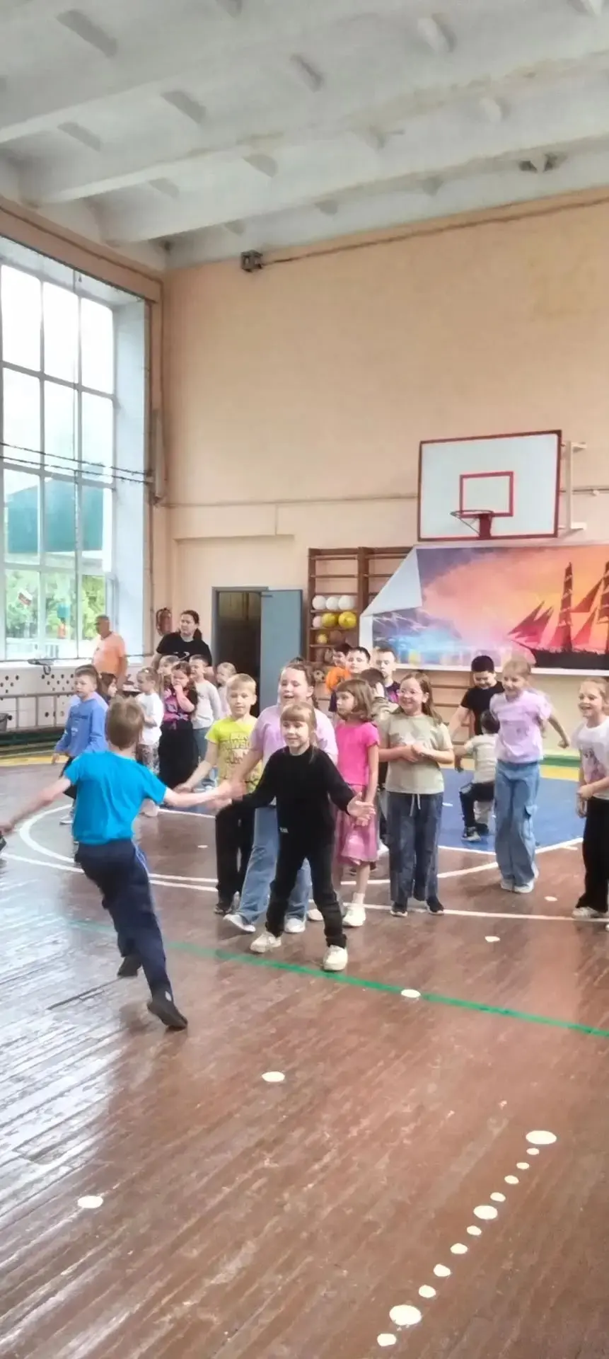 Спортивная эстафета в лагере «Непоседы»: 1‑й отряд против 2‑го! 🏃‍♂️🏃‍♀️✨

В пришкольном лагере «Н