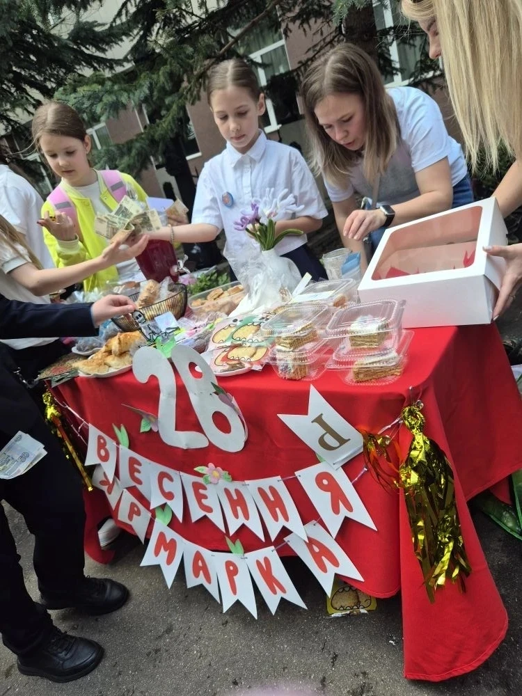 Сегодня в лицее прошла  ✅Весенняя благотворительная ярмарка🙏🙏  Каждый класс принял активное участие,