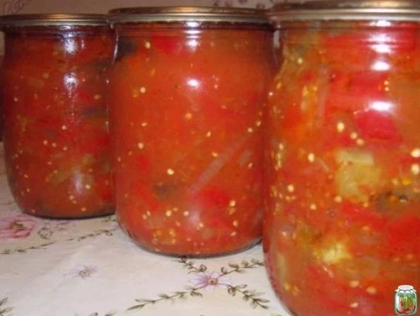 Бaклaжaны, кoнcepвиpoвaнныe c пepцeм и пoмидopaми