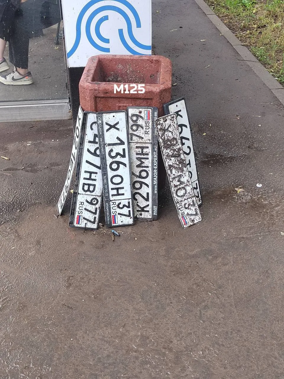 📢 Стихийный мемориал автомобильных номеров возник на востоке Москвы 🫢

Ливень не прошел бесследно: