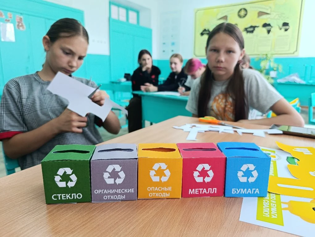 Не просто поделка, а шаг к осознанности! ♻️
Каникулы — время отдыха, но наши ребята из пришкольного 