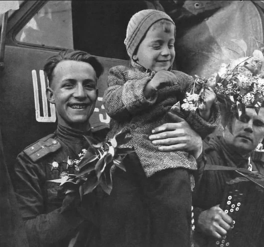 81 год — это уже почти век, целая жизнь. Но память держится всё время, что мы её держим.
