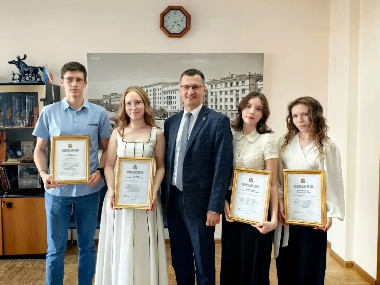 🎉В министерстве наградили выпускников, набравших 200 баллов на ЕГЭ

Министр образования и науки Чел