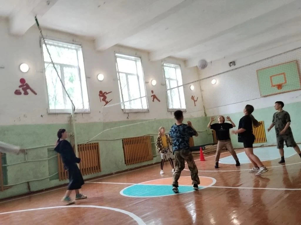 Сегодня в нашей школе распахнул свои двери летний лагерь «Солнышко»! 🎉Первый день выдался жарким во