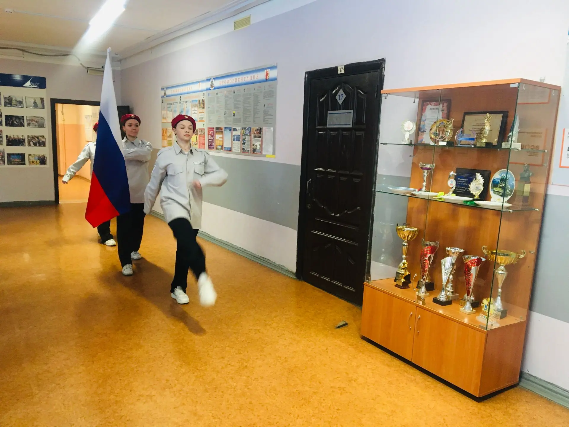 🏛✨ Понедельник начался с традиций и вдохновения! ✨🏛    Сегодняшний день в нашей школе начался торжес