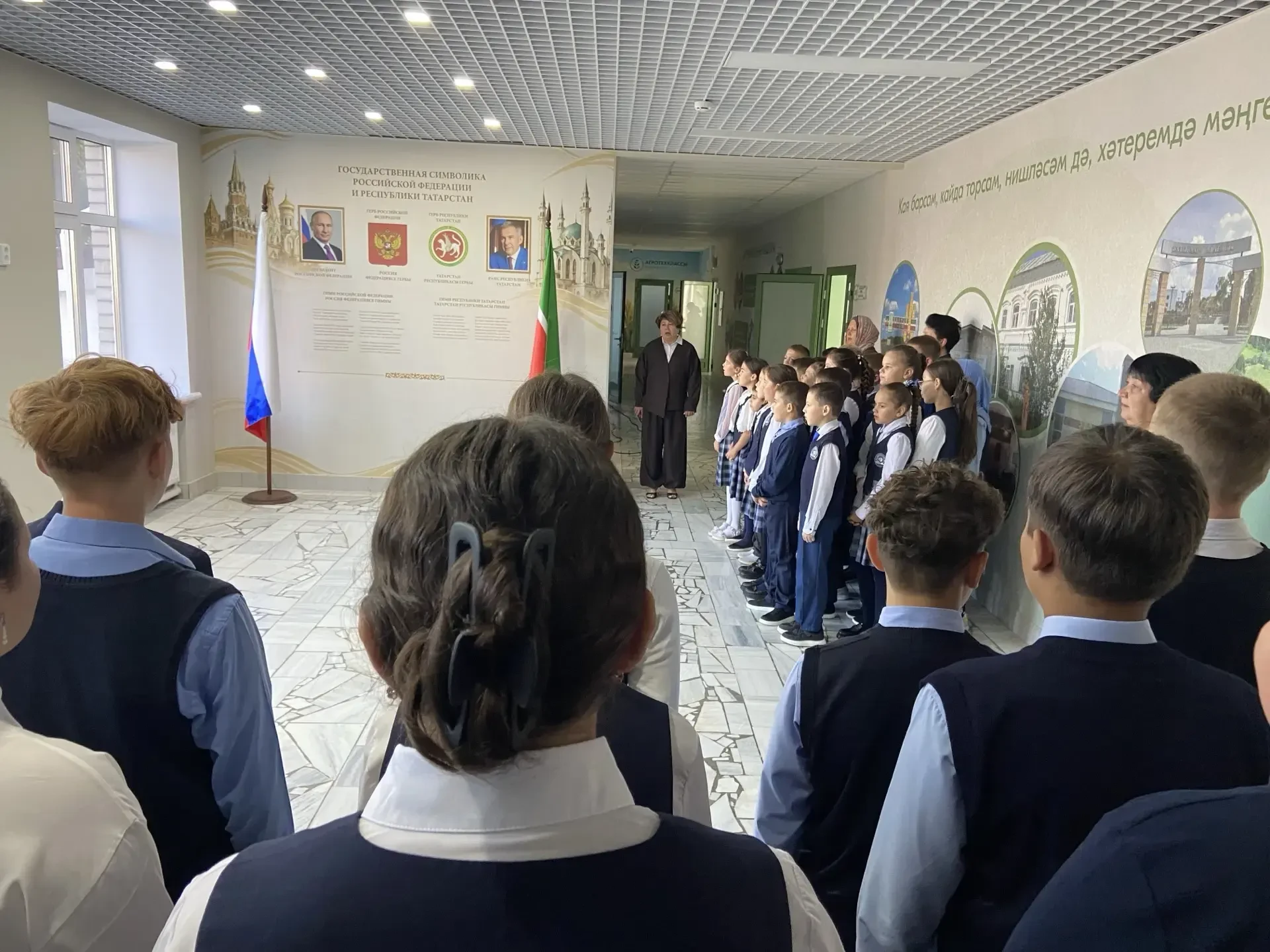 Каждый понедельник учебная неделя в нашей школе начинается с исполнением гимна Российск...